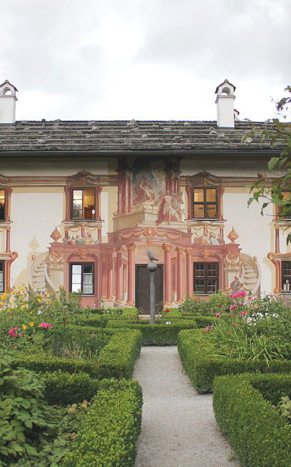 Ferienwohnung Sonnenhof - Altes Haus mit Malerei an der Außenfessede